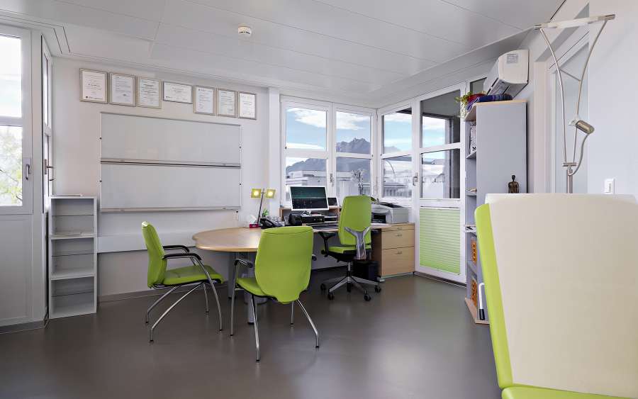 Lungenpraxis Helfenstein Sprechzimmer 1800px